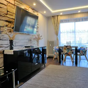  Apartment Charming Ac 2-bedroom Center Family, Couples Friendly